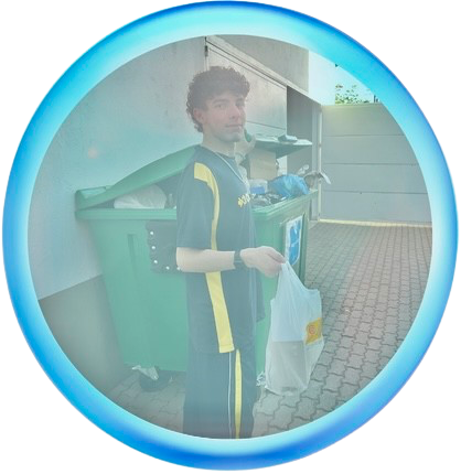 Aluno descartando material reciclável