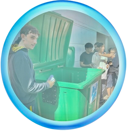 Aluno ao lado do contêiner de reciclagem