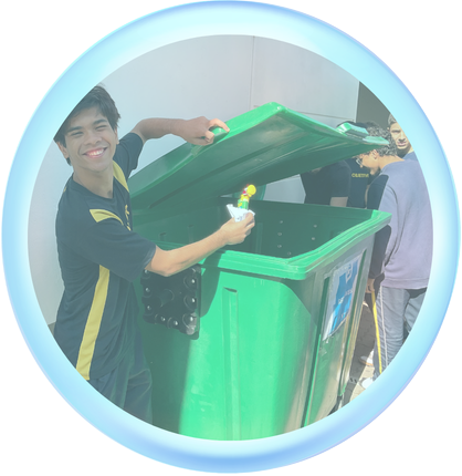 Aluno levando sacola de recicláveis