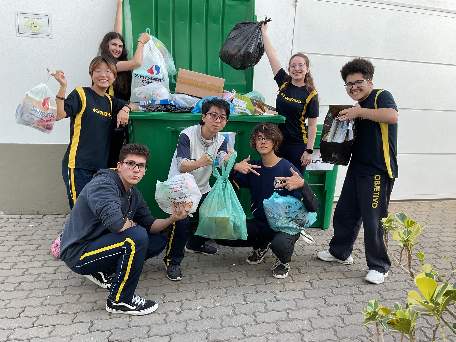 Estudantes reciclando